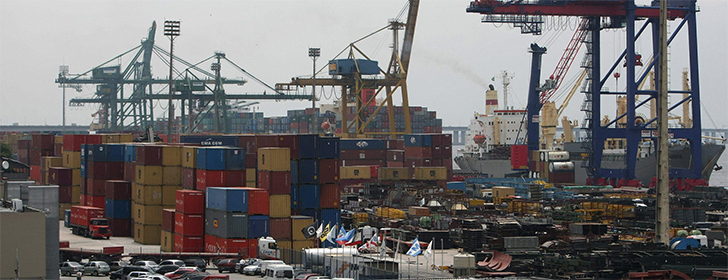 Los países de Centro América son mercados con múltiples ventajas para los empresarios mexicanos. Según un estudio de la Secretaría de Economía de México, estas naciones son un mercado potencial para abrir franquicias, porque además de compartir idioma e idiosincrasia con el país del norte, el costo para iniciar este negocio es hasta 50 por ciento más barato y se puede buscar a socios locales para facilitar su operación. El director general de ProMéxico (institución que impulsa el comercio de México en el exterior), Francisco González Díaz, resaltó que México es un país de servicios, ya que el sector terciario representa cerca del 59% del Producto Interno Bruto (PIB), además de que sus exportaciones han superado los 21,000 millones de dólares tan sólo en 2014. El primer sector que más inversión atrae a México es el de manufacturas y aunque se continuará impulsando las inversiones en el sector de manufacturas, en este momento se ha implementado una estrategia para atraer más inversiones en el sector servicios, tanto financieros, como de tecnologías de la información y comunicación, industrias creativas y aquellos relacionados con el sector energético. El Tratado de Libre Comercio Único entre México y Centroamérica tiene un gran potencial aún no explorado, el cual debería ser aprovechado al máximo, según analistas. Fuente: El Financiero. 